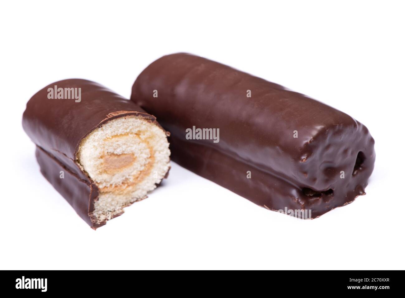 Rouleaux de pâte à pâtisserie au chocolat doux isolés sur fond blanc Banque D'Images