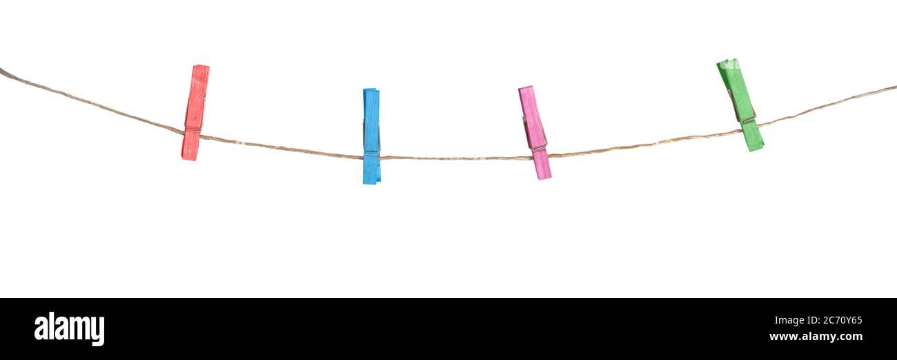 Quatre épingles colorées sur une corde, clips isolés sur fond panoramique blanc Banque D'Images