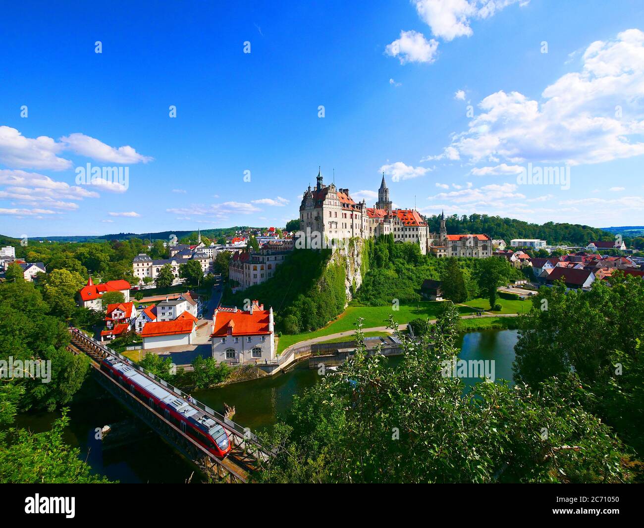 Sigmaringen, Allemagne : un train passe le Danube près du château de Sigmaringen Banque D'Images