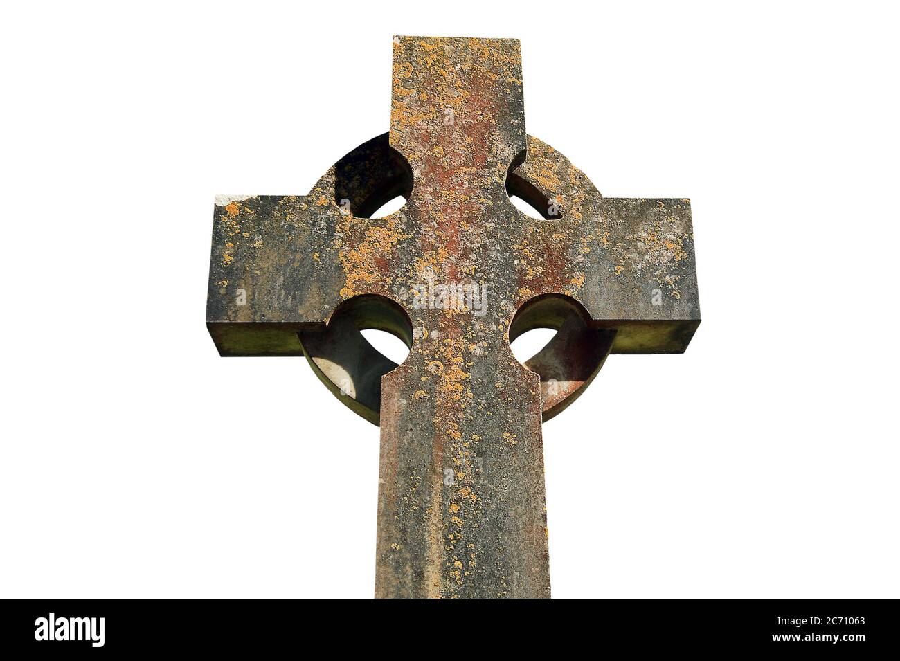 Ancienne croix celtique trouvée dans un ancien cimetière découpé et isolé sur fond blanc Banque D'Images