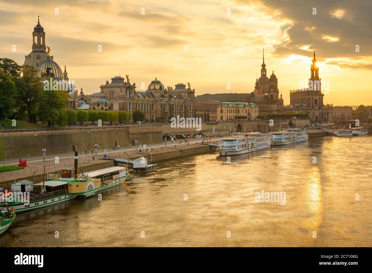 Dresde, Allemagne paysage urbain au-dessus de l'Elbe au coucher du soleil. Banque D'Images