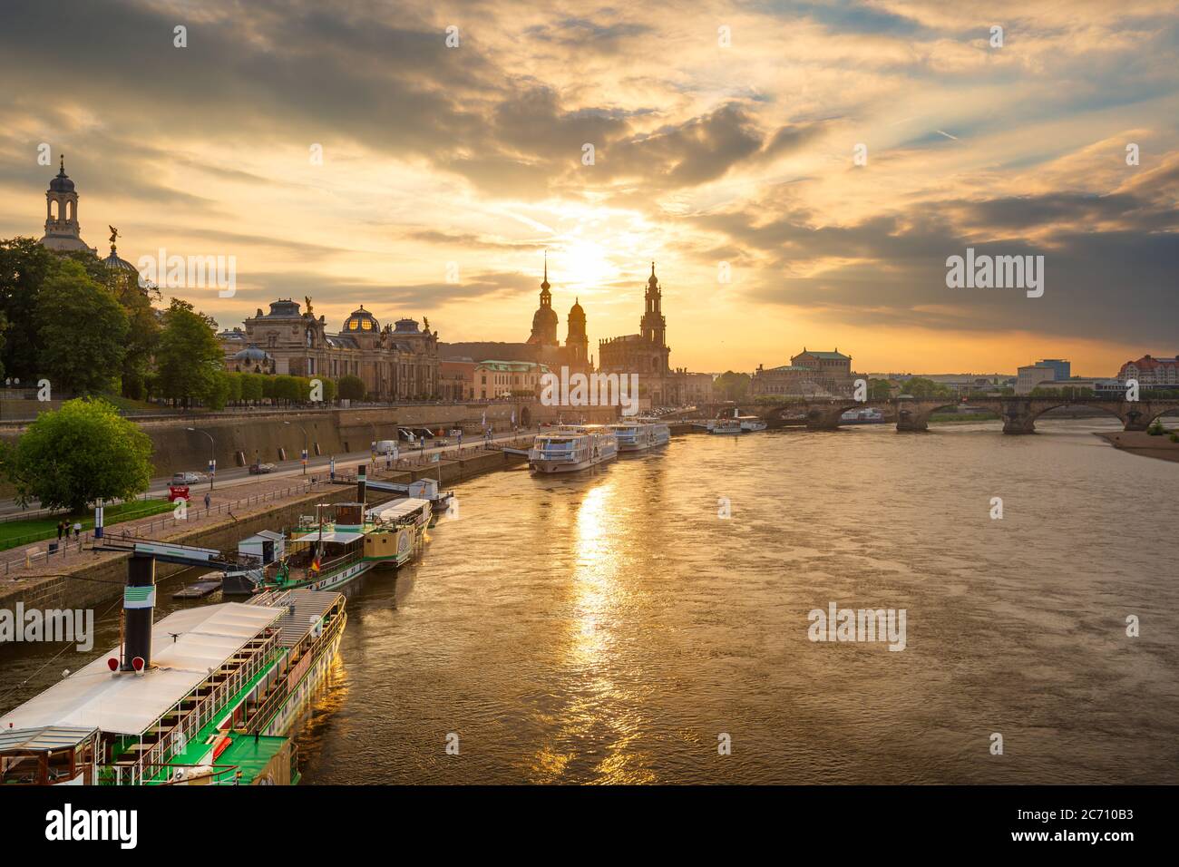 Dresde, Allemagne paysage urbain au-dessus de l'Elbe au coucher du soleil. Banque D'Images