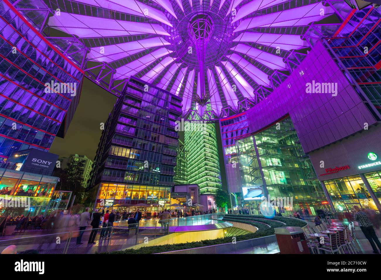 BERLIN - SEPTEMBRE 20 : Sony Center le 20 septembre 2013 à Berlin, Allemagne. Le centre est un espace public situé dans la Potsdamer Platz distri financier Banque D'Images