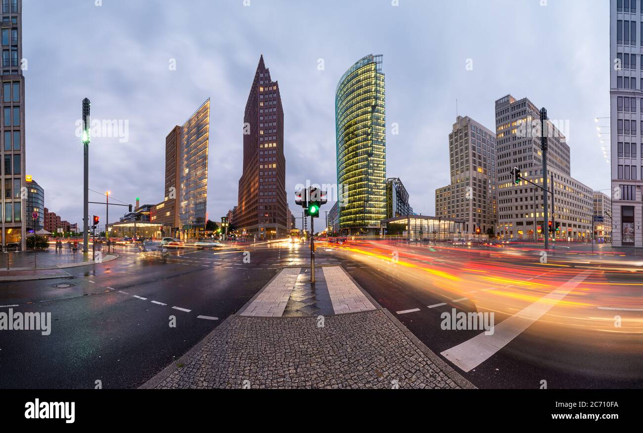 Berlin, Allemagne, vue sur la ville au crépuscule, dans le quartier financier de la Potsdamer platz. Banque D'Images