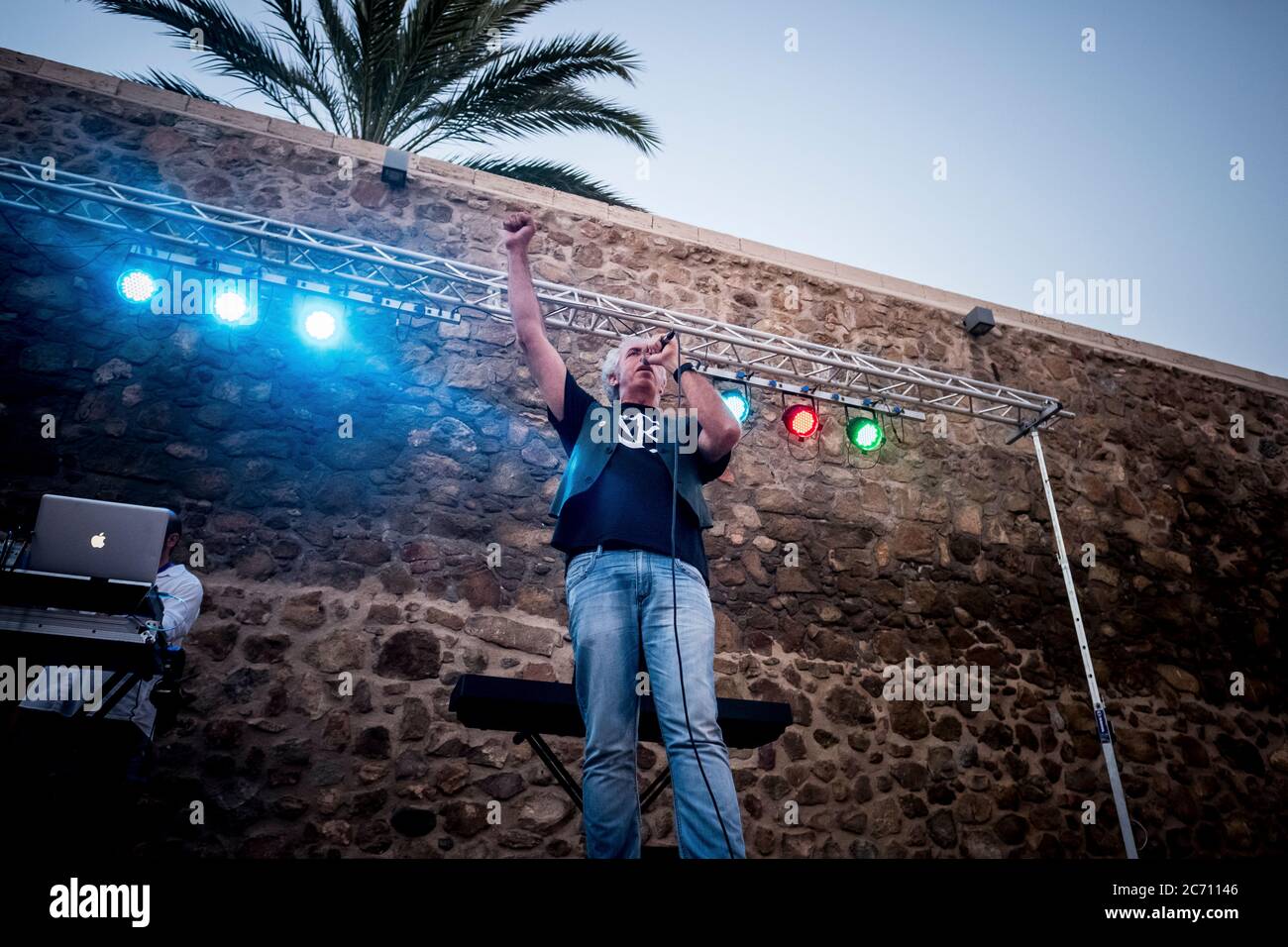 Mario Santh interprète comme chanteur lors d'un festival de chant célébré au Château de Carboneras, Espagne. Date 13/07/2017. Photographe: Xabier Mikel Laburu. Banque D'Images