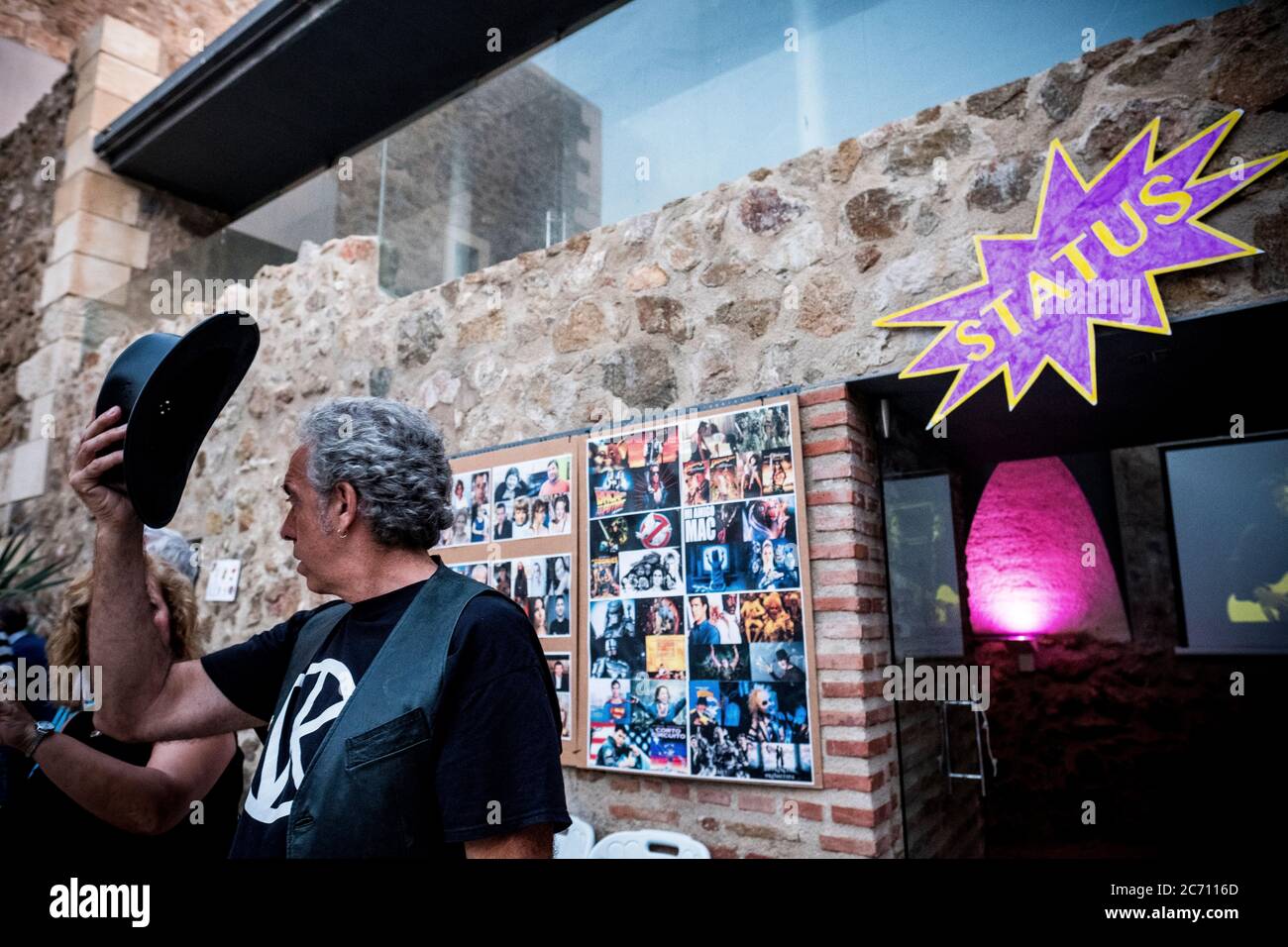 Mario Sanz est un gardien de phare multiforme, dans l'image nous le voyons après sa performance sur scène comme chanteur lors d'un festival de musique célébré dans le château de Carboneras, Espagne. Date: 13/07/2017. Photographe: Xabier Mikel Laburu. Banque D'Images
