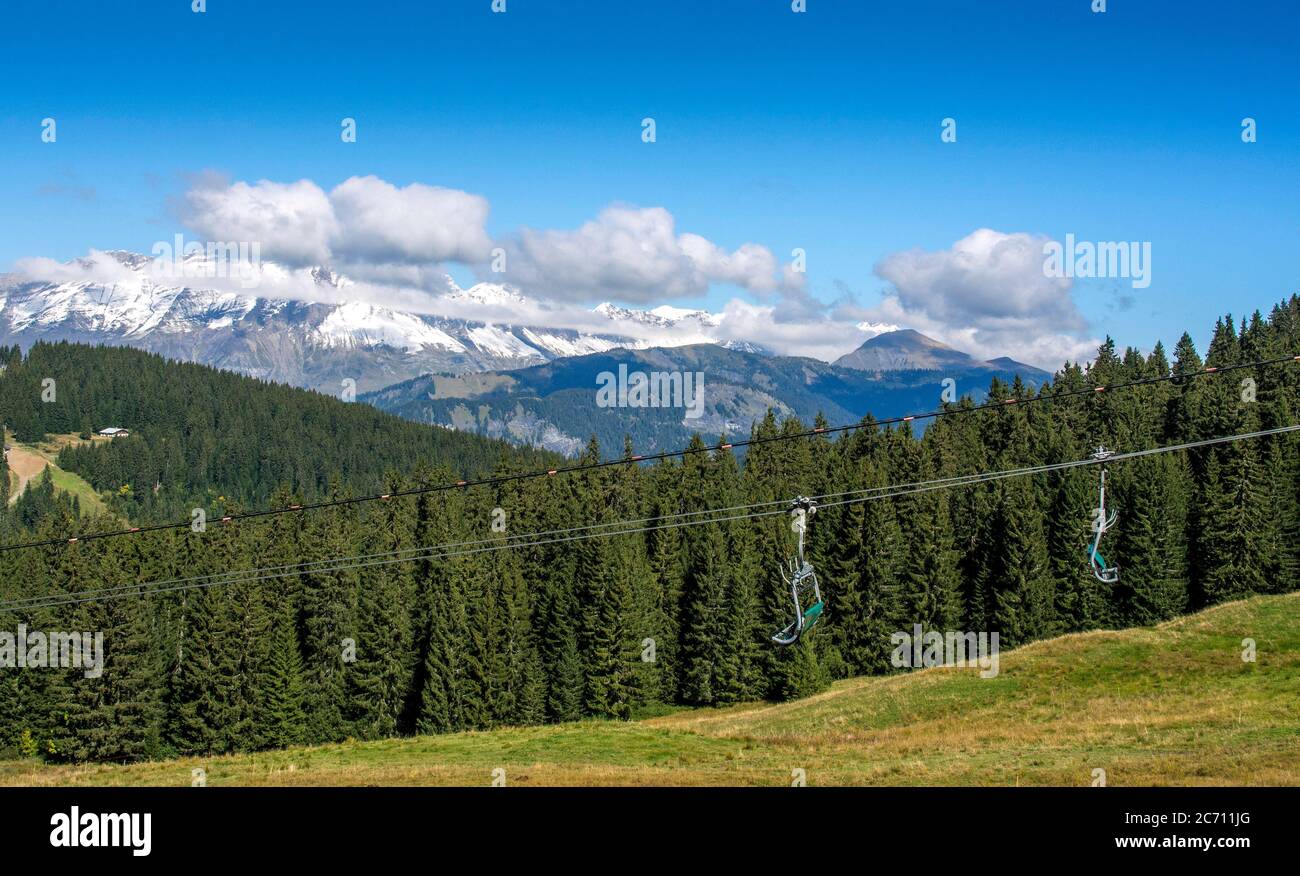 Télésiège vide dans les Alpes françaises, chaîne de montagnes Aravis, haute Savoie, Auvergne-Rhône-Alpes, France Banque D'Images