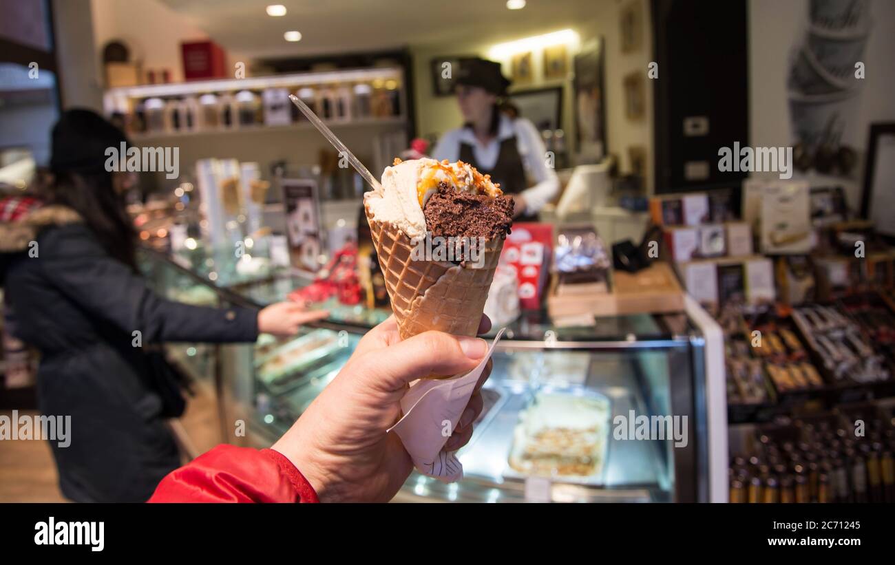 Venise Italie - février 2015 : tenue de glace traditionnelle italienne Gelato dans le cône de gaufres à Venise Banque D'Images