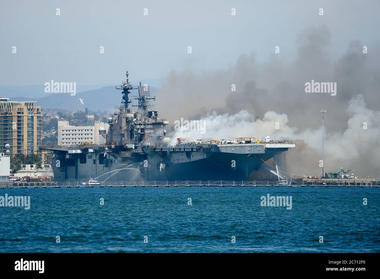 San Diego, États-Unis. 13 juillet 2020. Port de San Diego Harbour police Department bateaux de combat un incendie à bord de l'USS Bonhomme Richard (LHD 6) à la base navale de San Diego le 12 juillet 2020. Le matin du 12 juillet, un incendie a été appelé à bord du navire alors qu'il était amarré côté jetée à la base navale de San Diego. Les pompiers locaux, de la base et à bord ont répondu à l'incendie. USS Bonhomme Richard passe par une disponibilité de maintenance, qui a commencé en 2018. Photo du lieutenant John J. Mike/États-Unis Crédit Marine/UPI : UPI/Alay Live News Banque D'Images