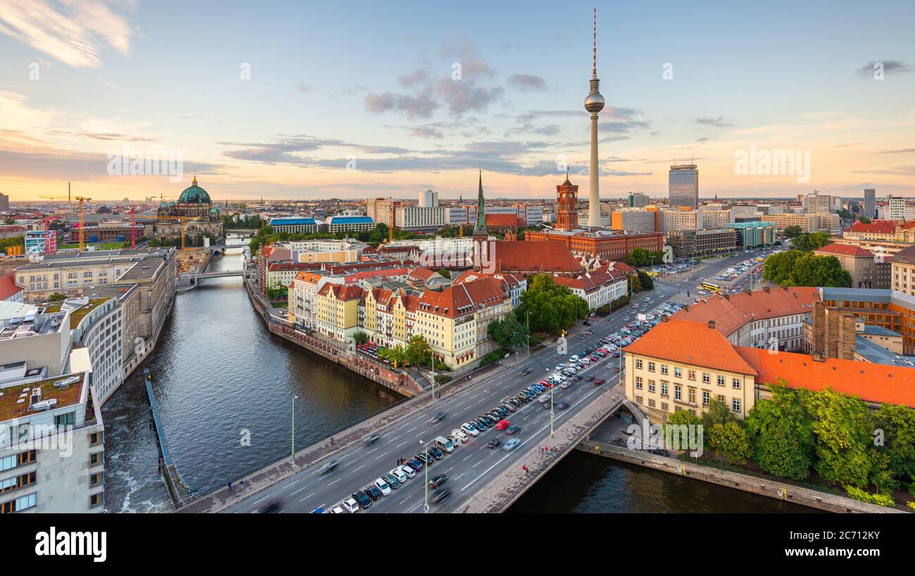 Berlin, Allemagne vue depuis le haut de la Spree au crépuscule. Banque D'Images