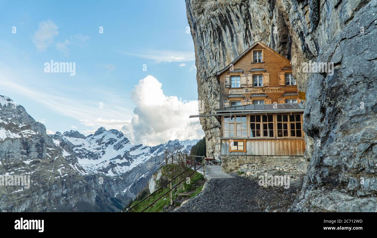 EBENALP, SUISSE, mai 2017: Ebenalp avec son célèbre Cliff inn aescher. Ebenalp est une région de loisirs attrayante pour la randonnée, l'escalade, le ski et Banque D'Images