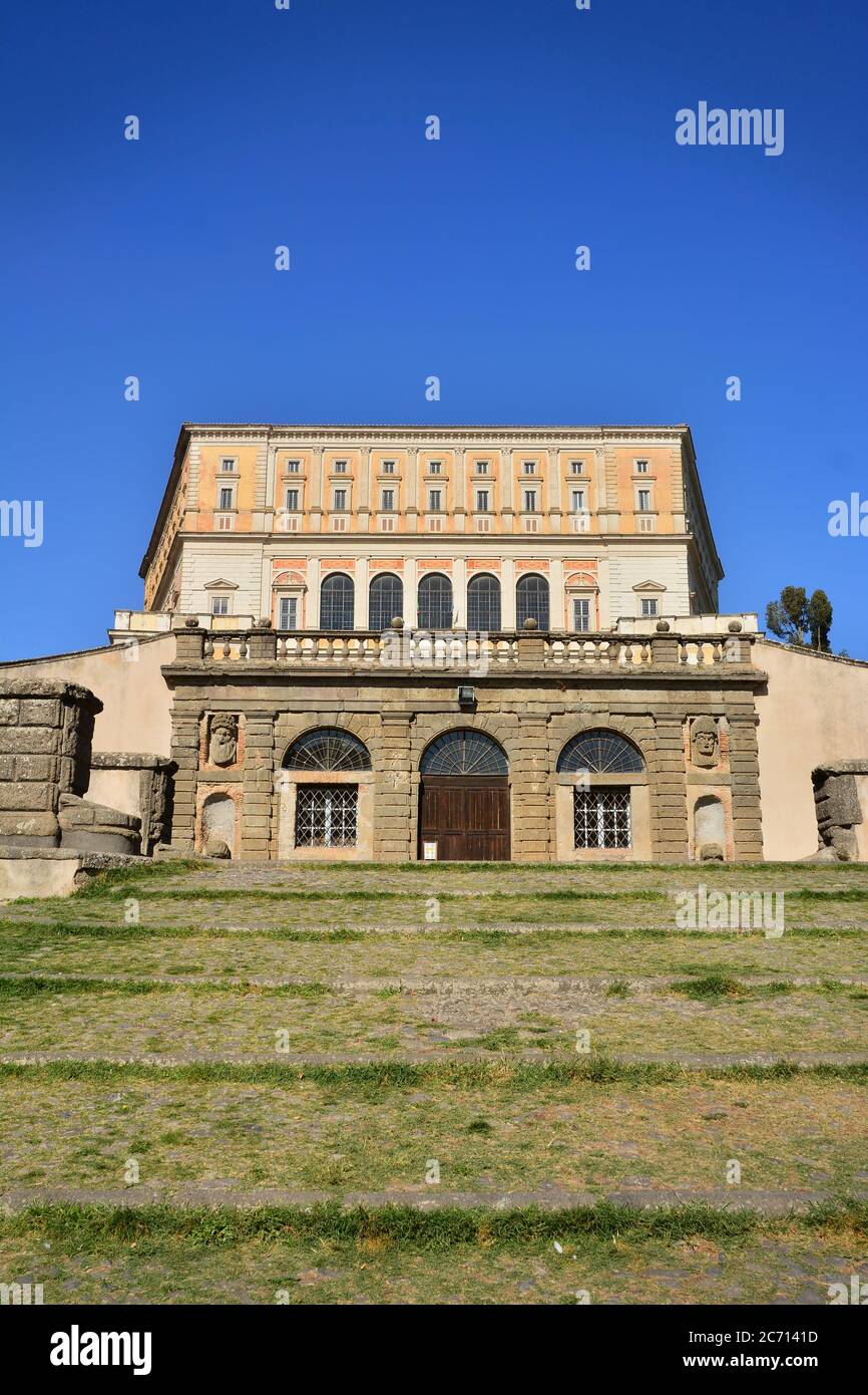 La majestueuse Villa Farnese, résidence fortifiée construite pour la famille Farnese dans l'ancien village de Caprarola, situé dans la province de Viterbo. Banque D'Images