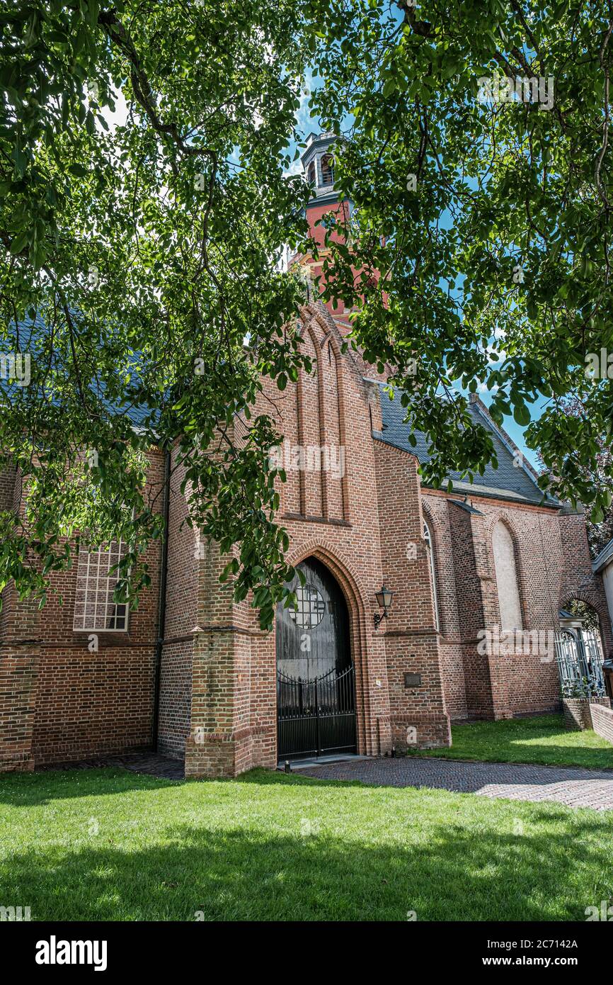 Vue sur l'église protestante de Sint Lambertuskerk Banque D'Images