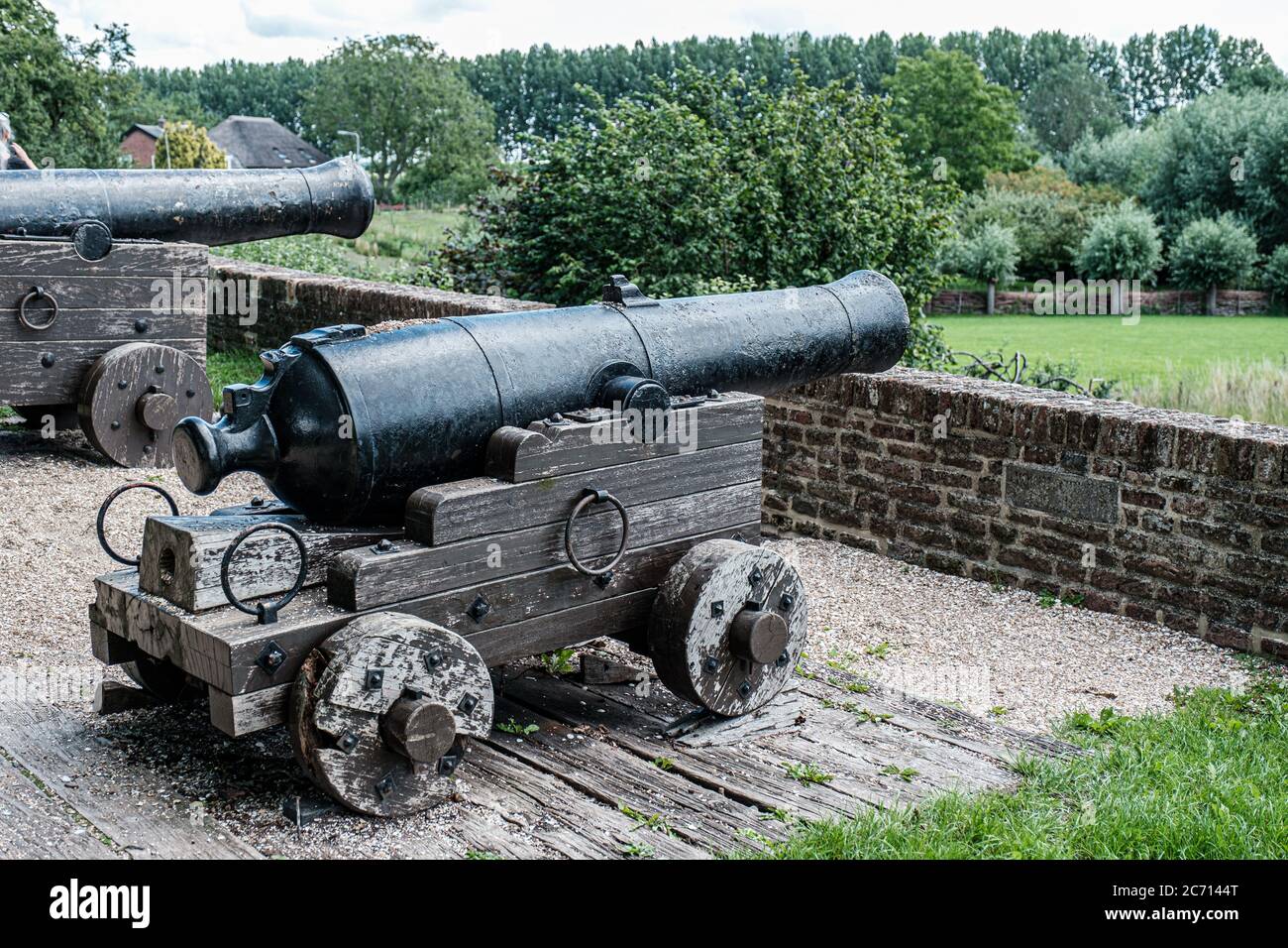 Cannon près du mur de la ville fortifiée de Buren Banque D'Images