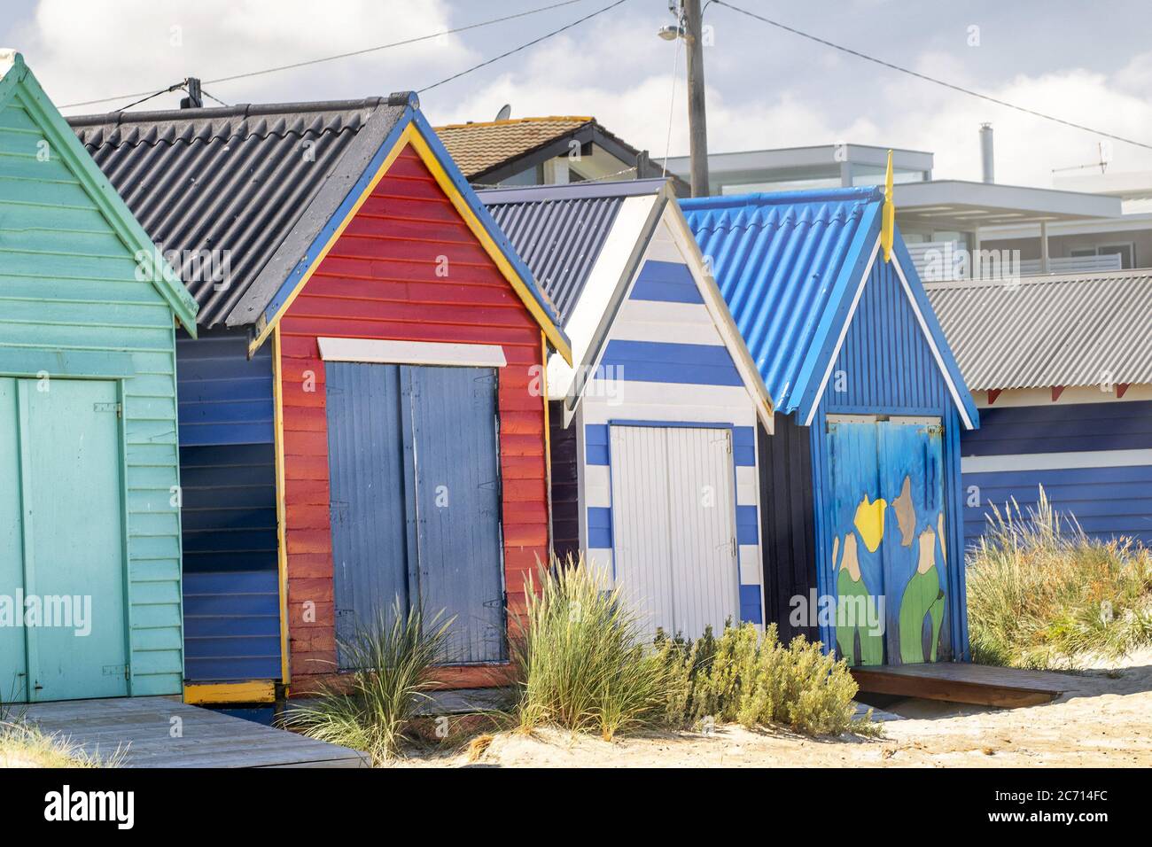 Des cabanes de plage en bois colorées par une journée ensoleillée. Banque D'Images