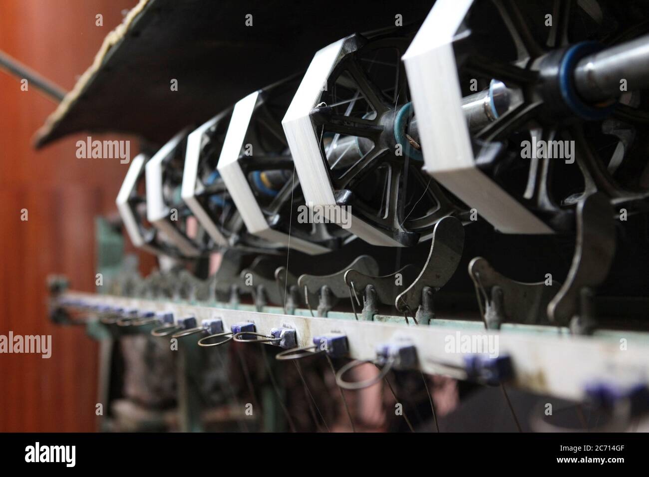 La Chine, Beijing, usine de soie d'un centre d'accueil, machine à filer Banque D'Images