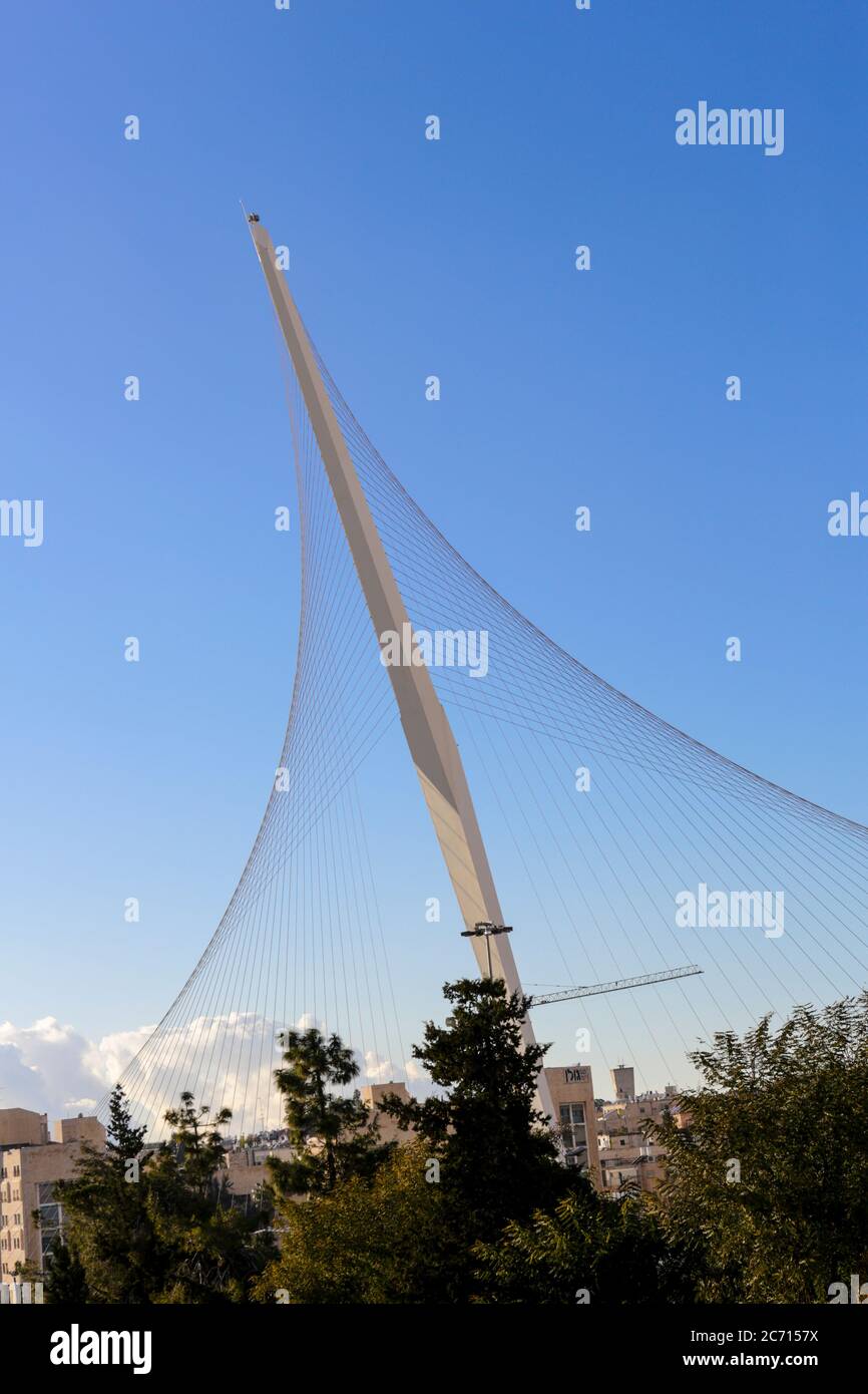 Israël, Jérusalem, Pont Chord (AKA String Bridge) Pont suspendu à l'entrée de la ville conçu par Santiago Calatrava Banque D'Images