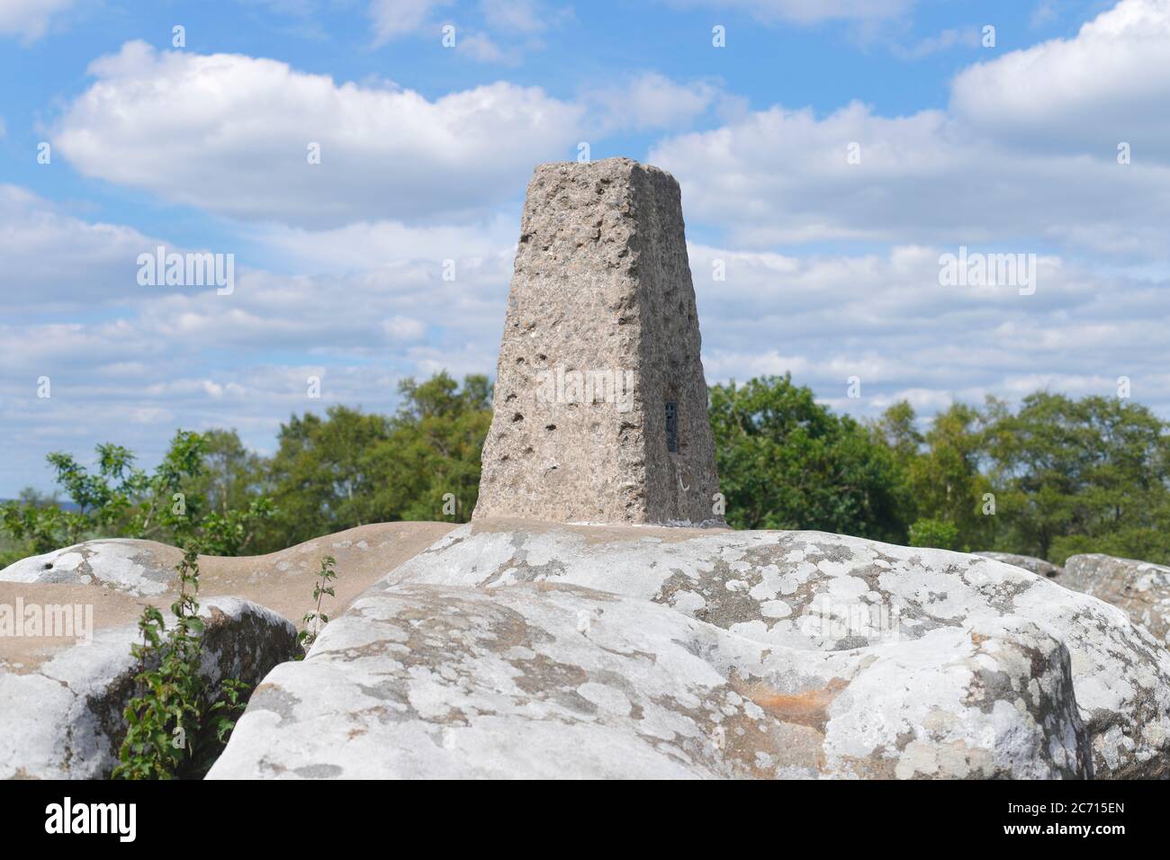 Un point de Trig, situé à Brimham Rocks, est utilisé pour l'arpentage, la cartographie et le guidage et sont généralement situés à des emplacements importants au sommet de colline. Banque D'Images