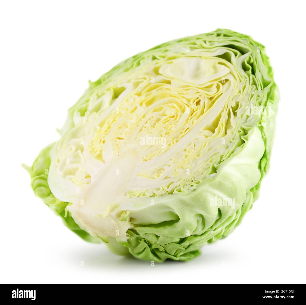 moitié de chou vert isolé sur fond blanc. Banque D'Images