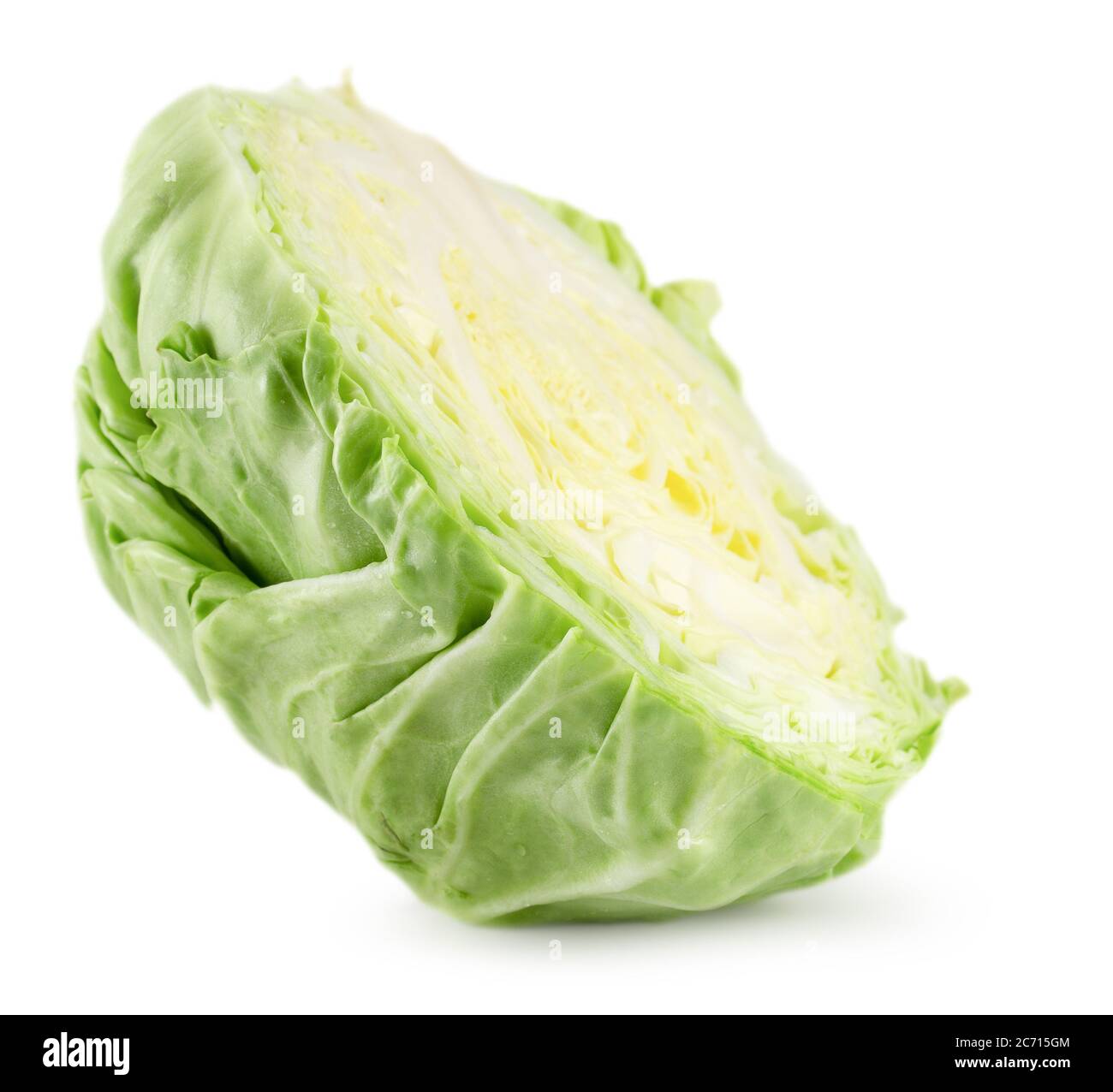 moitié de chou vert isolé sur fond blanc. Banque D'Images