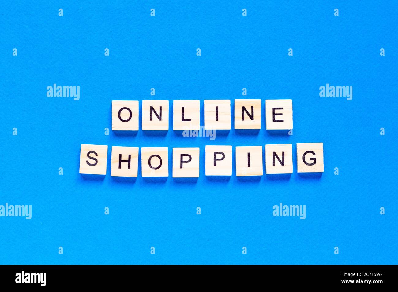 Inscription en ligne Shopping en lettres bois sur fond bleu. Le concept de l'entreprise des achats en ligne de livraison . Banque D'Images