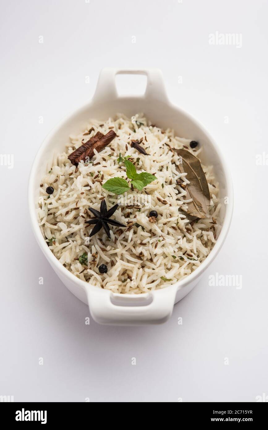 Le riz au cumin ou au Jeera est un plat indien populaire à base de riz Basmati aux épices de base Banque D'Images