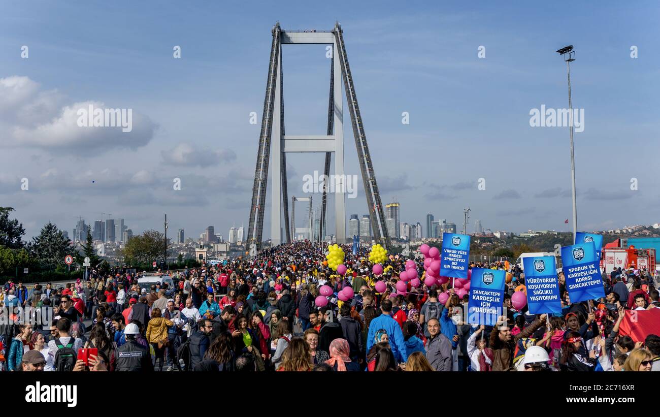 Istanbul Turquie - novembre 2015: Personnes traversant le pont pendant le marathon d'Istanbul de Vodafone. C'est un événement vraiment intercontinental et unique. Banque D'Images Istanbul Turquie - novembre 2015: Personnes traversant le pont pendant le marathon d'Istanbul de Vodafone. C'est un événement vraiment intercontinental et unique. Banque D'Images