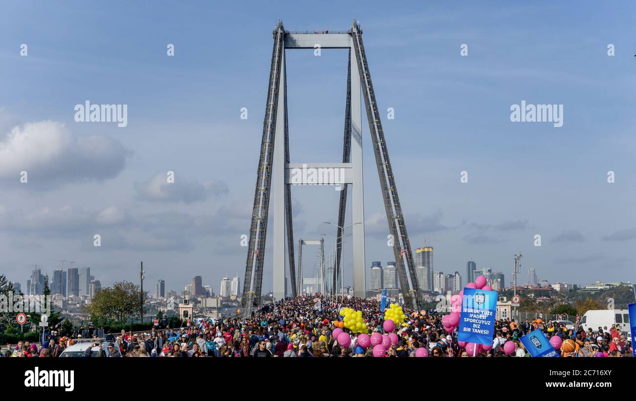 Istanbul Turquie - novembre 2015: Personnes traversant le pont pendant le marathon d'Istanbul de Vodafone. C'est un événement vraiment intercontinental et unique. Banque D'Images Istanbul Turquie - novembre 2015: Personnes traversant le pont pendant le marathon d'Istanbul de Vodafone. C'est un événement vraiment intercontinental et unique. Banque D'Images