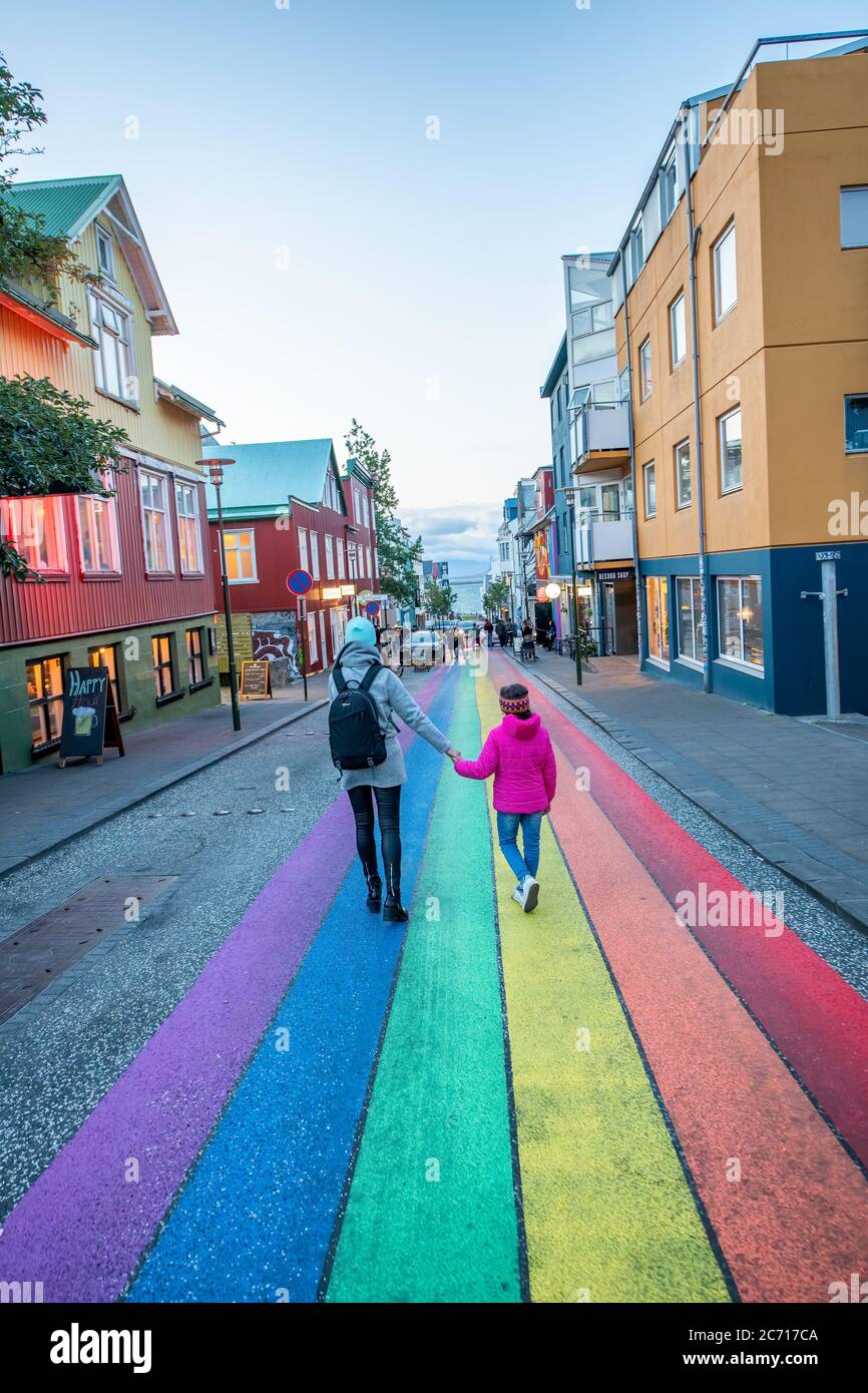 REYKJAVIK, ISLANDE - 10 AOÛT 2019 : route principale de la ville avec arc-en-ciel dans la rue. Banque D'Images