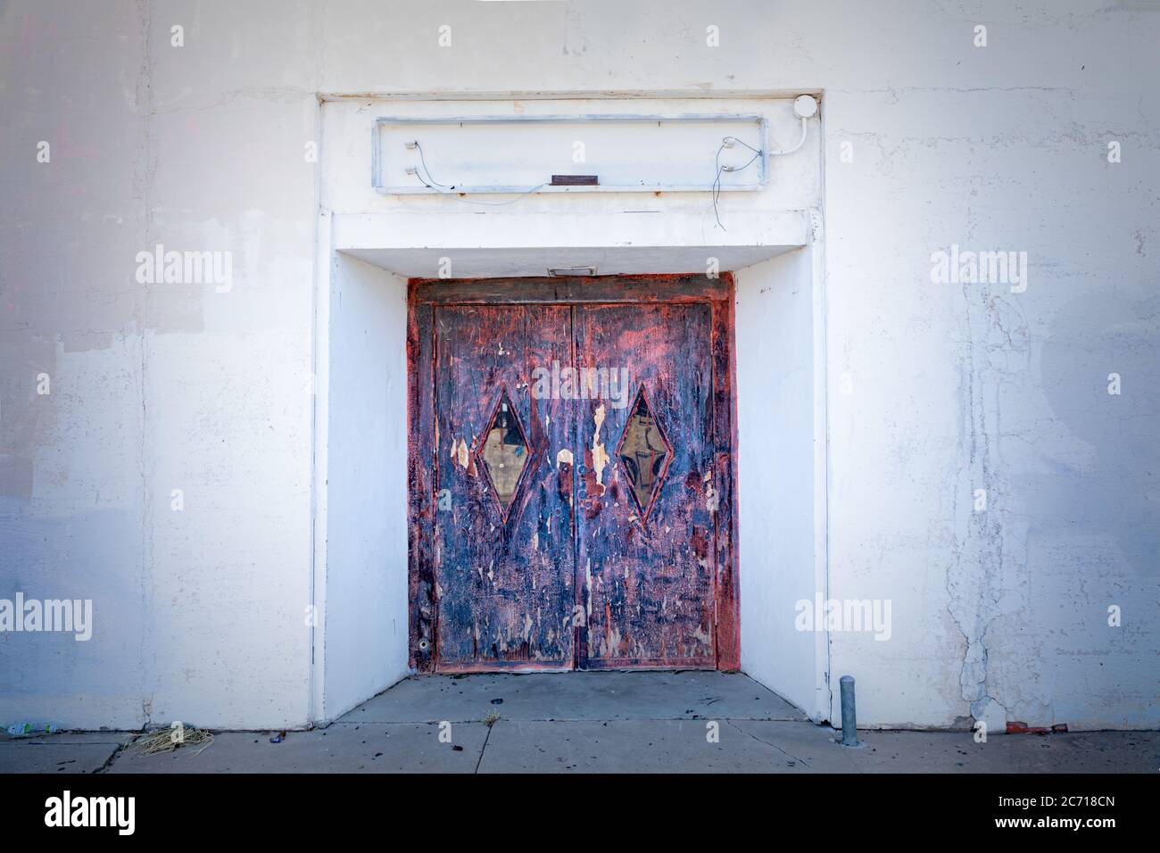 Ancienne porte rouillée, entrée d'un ancien bâtiment abandonné Banque D'Images