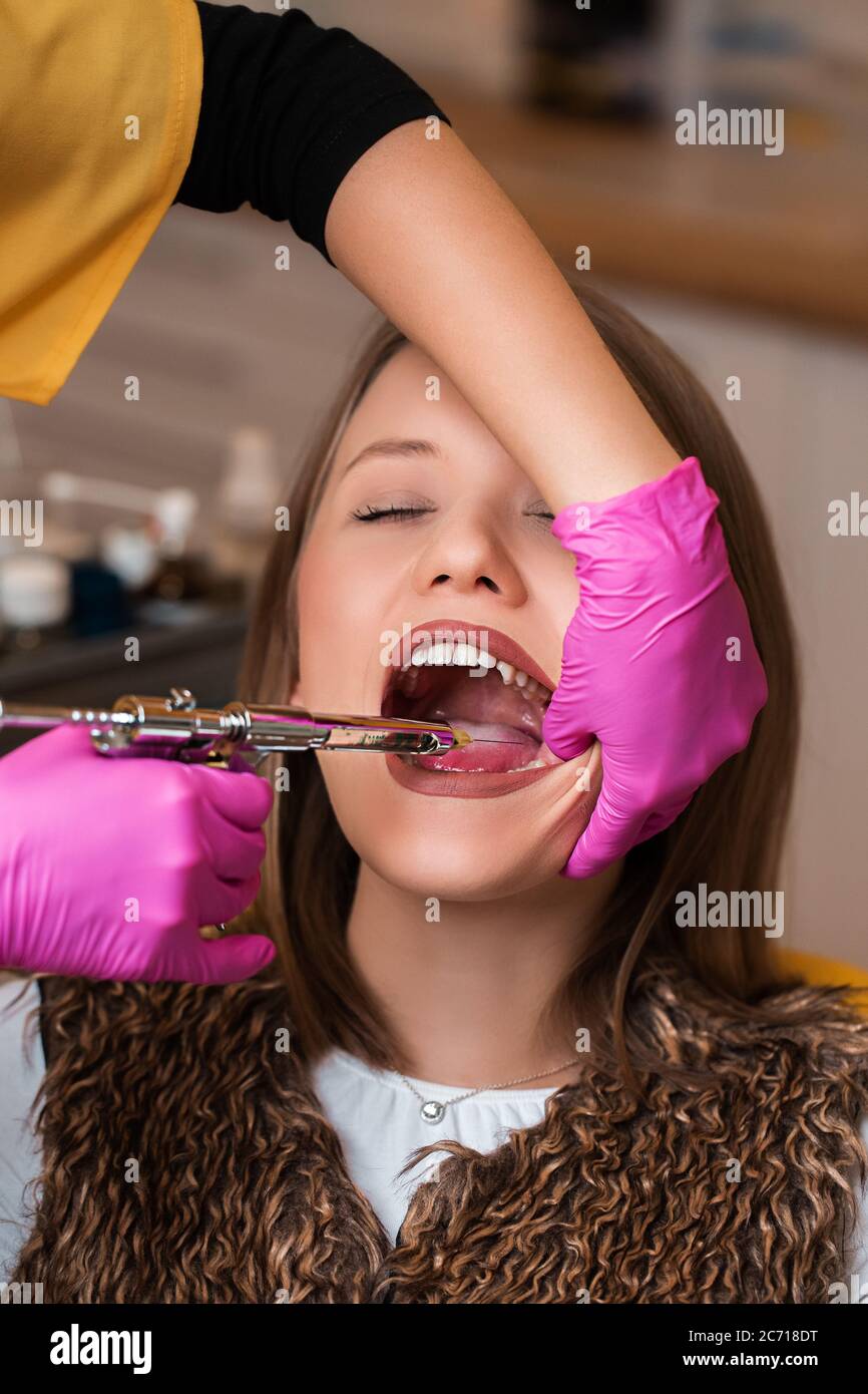 Blonde female patient dental clinic Banque de photographies et d'images à  haute résolution - Alamy