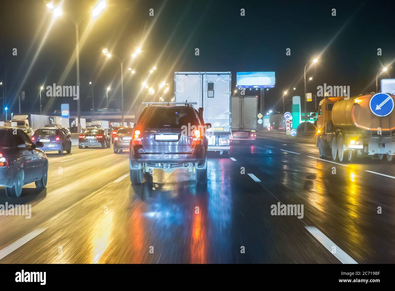 Circulation de nuit sur l'autoroute dans la ville Banque D'Images