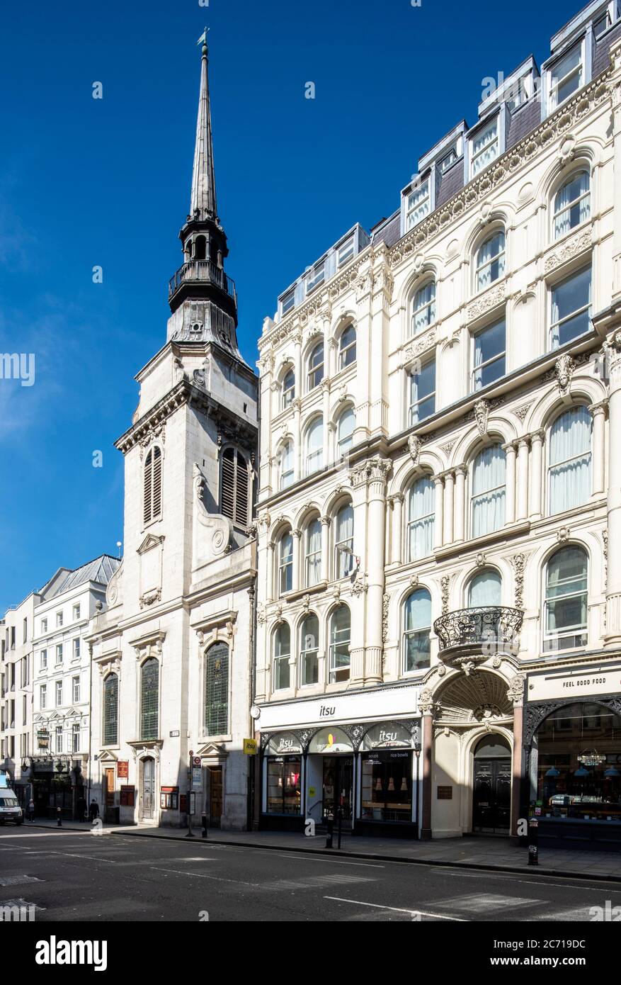 Vue du sud-est, prise le matin sur Ludgate Hill, vue vers l'ouest montrant les bâtiments victoriens de chaque côté de l'église. Églises Christopher Wren - Banque D'Images