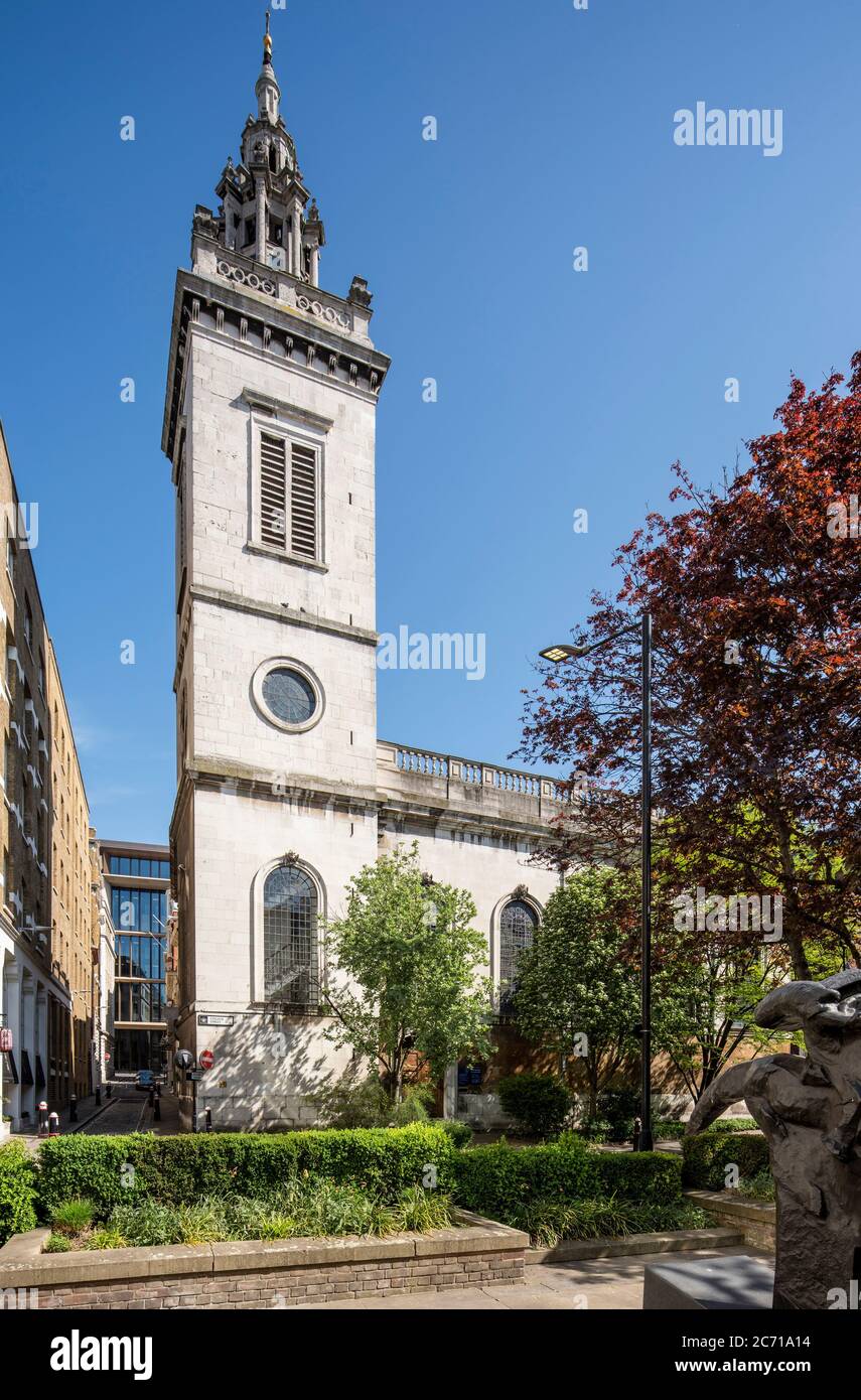Vue sur la tour, complétée par Nicholas Hawksmoor depuis les Wets du sud. Églises Christopher Wren - St. Michael Paternoster Royal, Londres, United Kin Banque D'Images