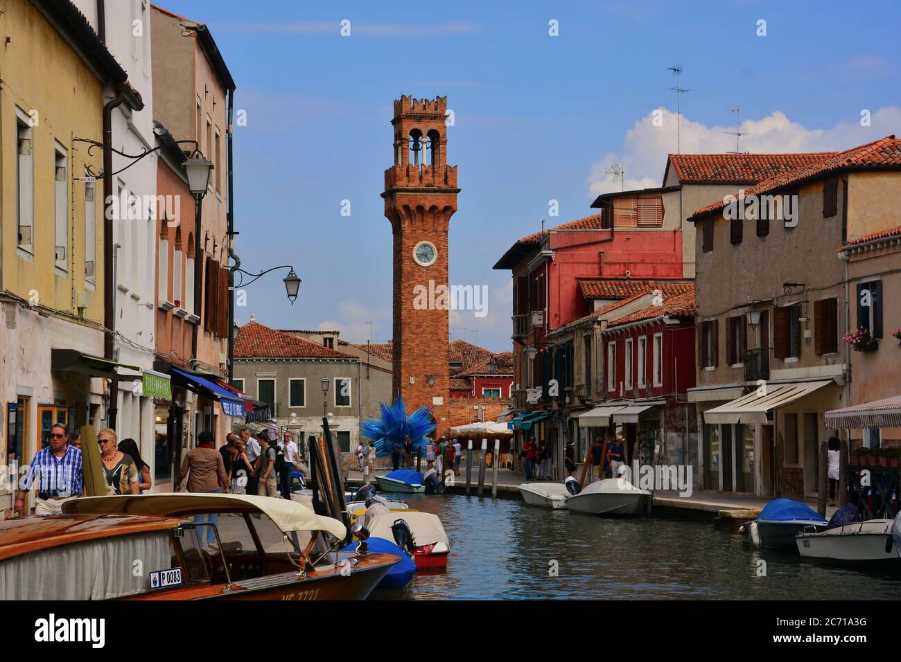 Rio dei Vetrai, l'un des canaux qui traversent Murano et en arrière-plan l'un des symboles de l'île, la Tour civique. Banque D'Images