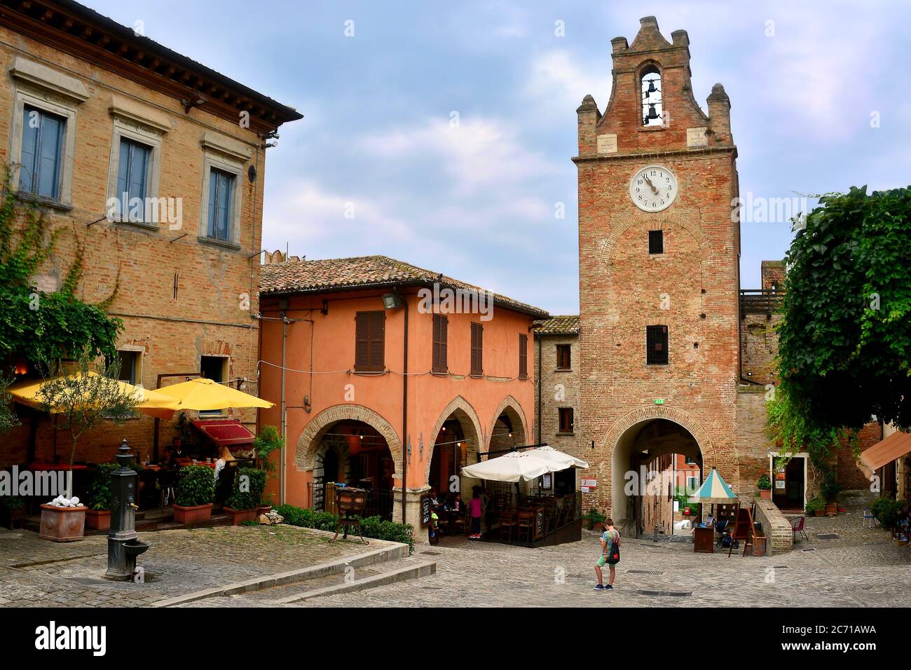 Gradara,Marche,Italie.accès au village médiéval de Gradara célèbre pour son château qui a été le cadre de l'histoire d'amour de Paolo et Francesca. Banque D'Images