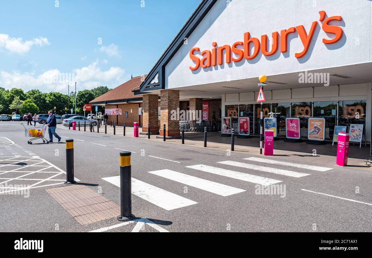 Supermarché Sainsbury's, Eastbourne, Angleterre. L'entrée d'une succursale de la chaîne de supermarchés britannique Sainsburys, par une journée ensoleillée. Banque D'Images