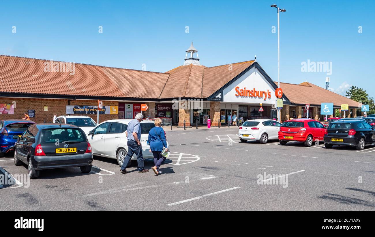 Supermarché Sainsburys, Eastbourne, Angleterre. Les clients se promo vers une succursale de la chaîne de supermarchés britannique Sainsburys, par une journée ensoleillée. Banque D'Images