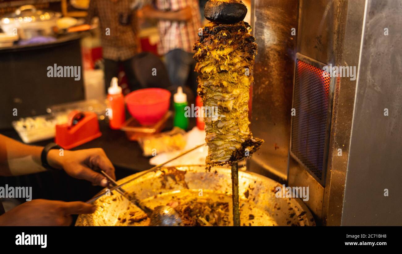 Poulet grillé dans une brochette rotative lors d'un festival de nourriture pour servir Shawarma Banque D'Images