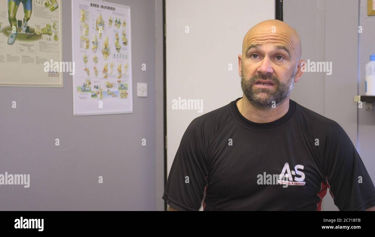 Andy Senior, un massothérapeute sportif à AS Therapy and Fitness à Leeds, qui a ouvert ses portes lundi. Les bars à ongles, les salons de beauté, les ateliers de tatouage et de massage, les entreprises de physiothérapie, les spas et les services de perçage peuvent rouvrir dans la dernière levée des restrictions en Angleterre. Voir PA Story SANTÉ coronavirus. Le crédit photo devrait se lire comme suit : Richard McCarthy/PA Wire Banque D'Images