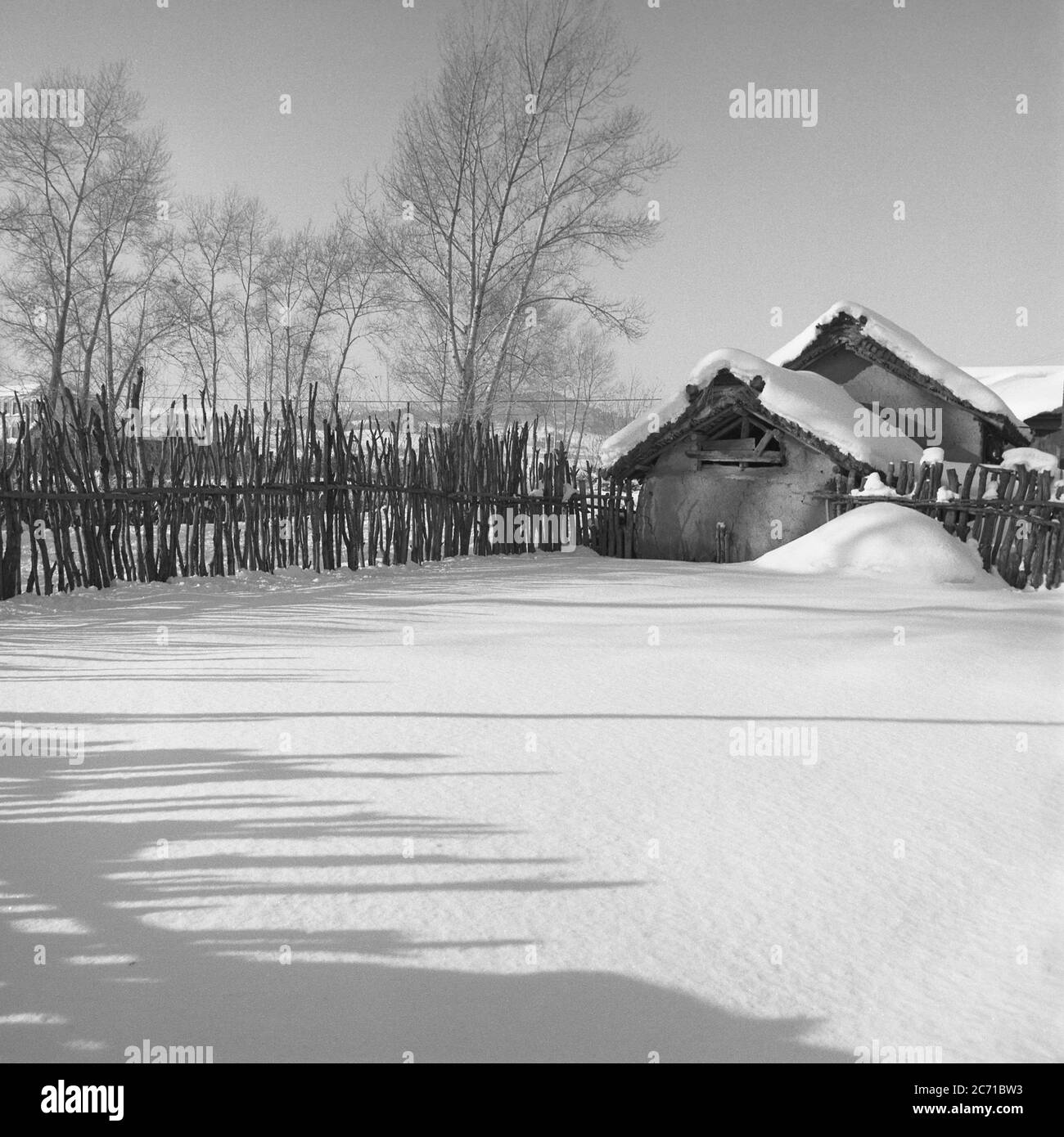 Mudanjiang siège au nord-est de neige village noir et blanc Banque D'Images