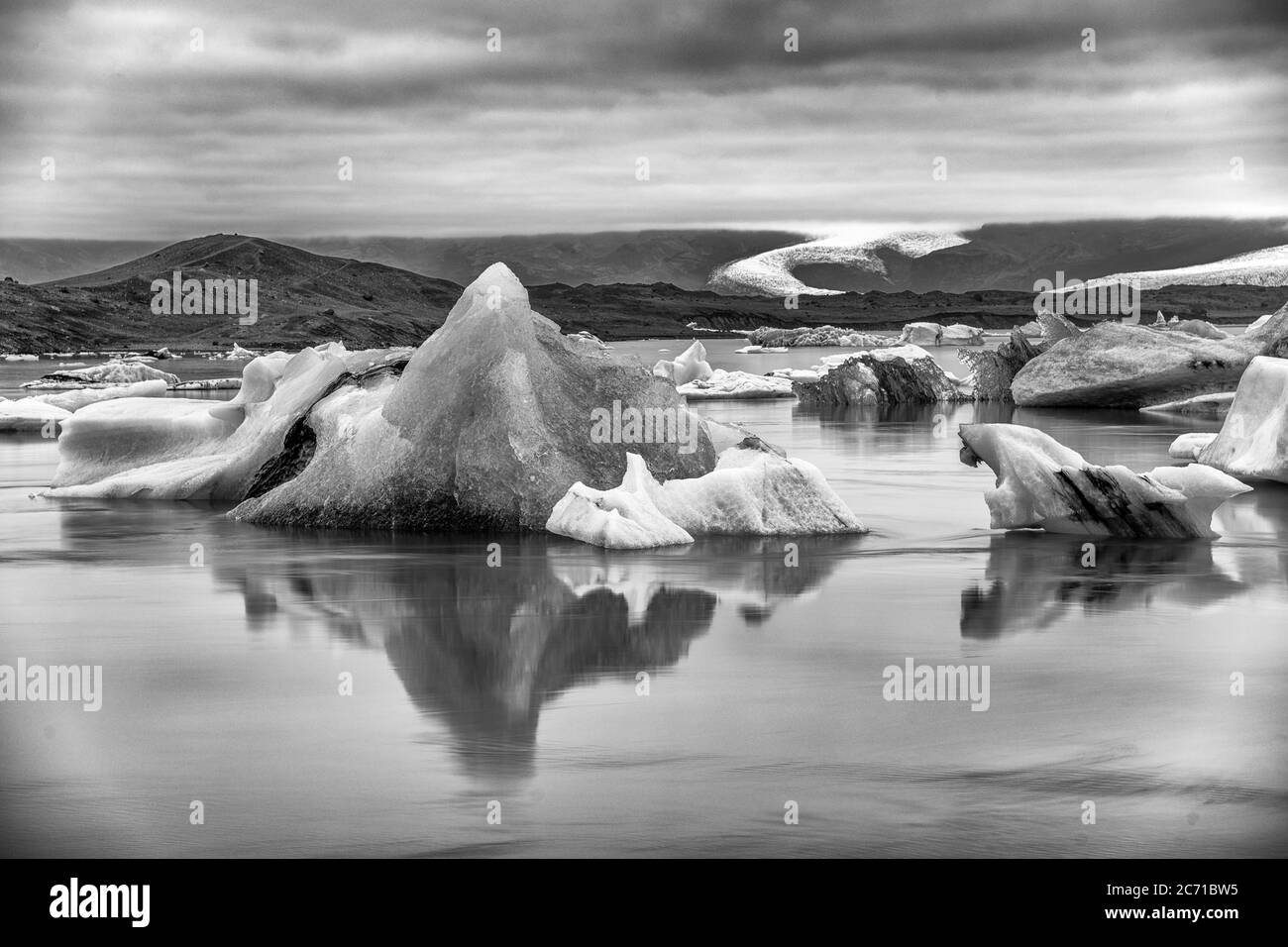Icebergs flottant dans la lagune de Jokulsarlon la nuit, Islande. Banque D'Images