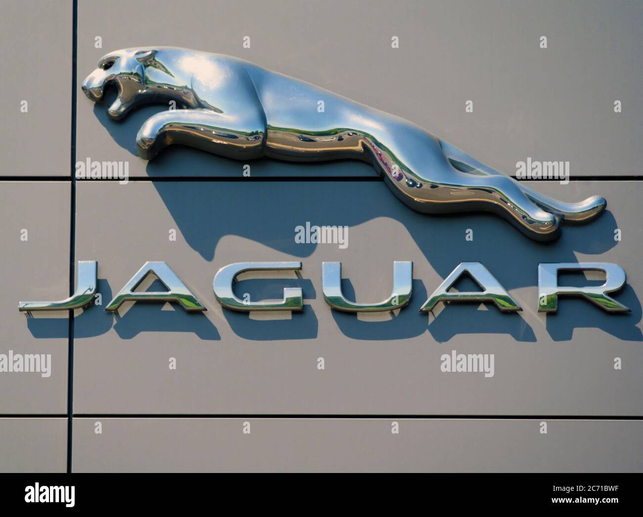 Logo Jaguar Cars. Concessionnaire Kentdale Land Rover, Shap Road Kendal, Cumbria, Angleterre, Royaume-Uni, Europe. Banque D'Images