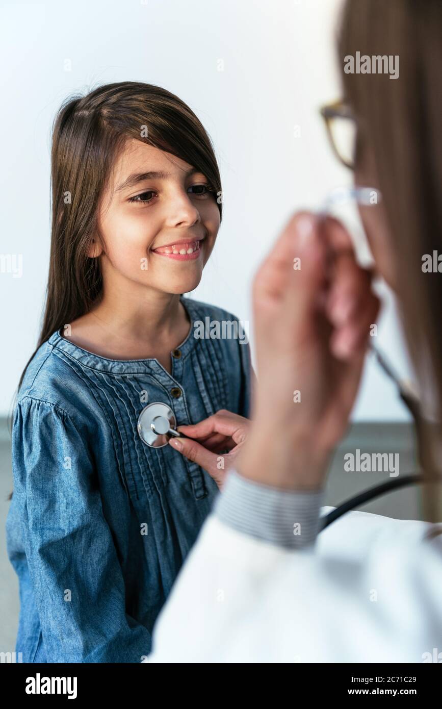 Médecin examinant une petite fille par stéthoscope. Médecine et concept de soins de santé. Banque D'Images