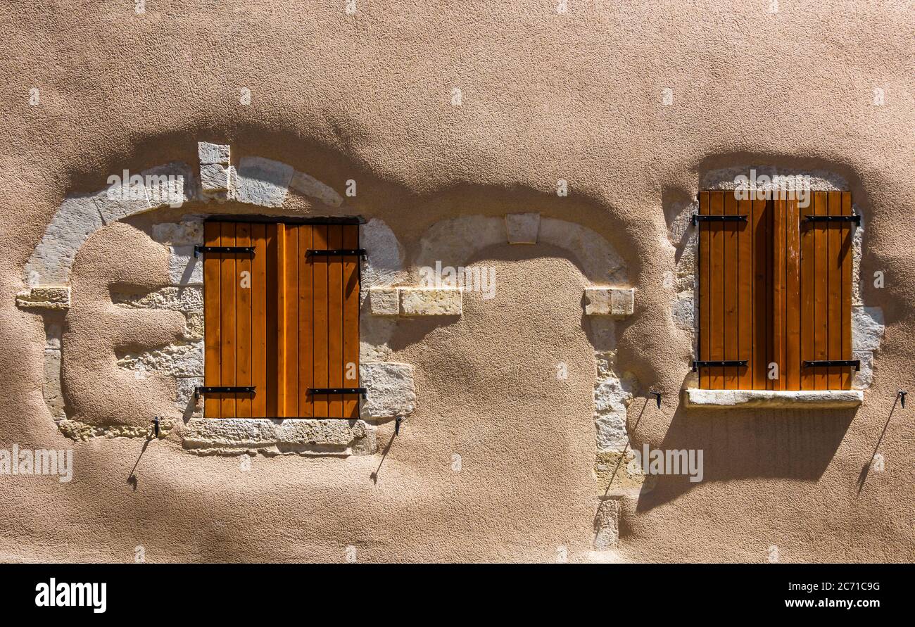 Volets modernes dans la vieille maison rénovée mur remplaçant les anciennes fenêtres et porte - Belabre, Indre, France. Banque D'Images