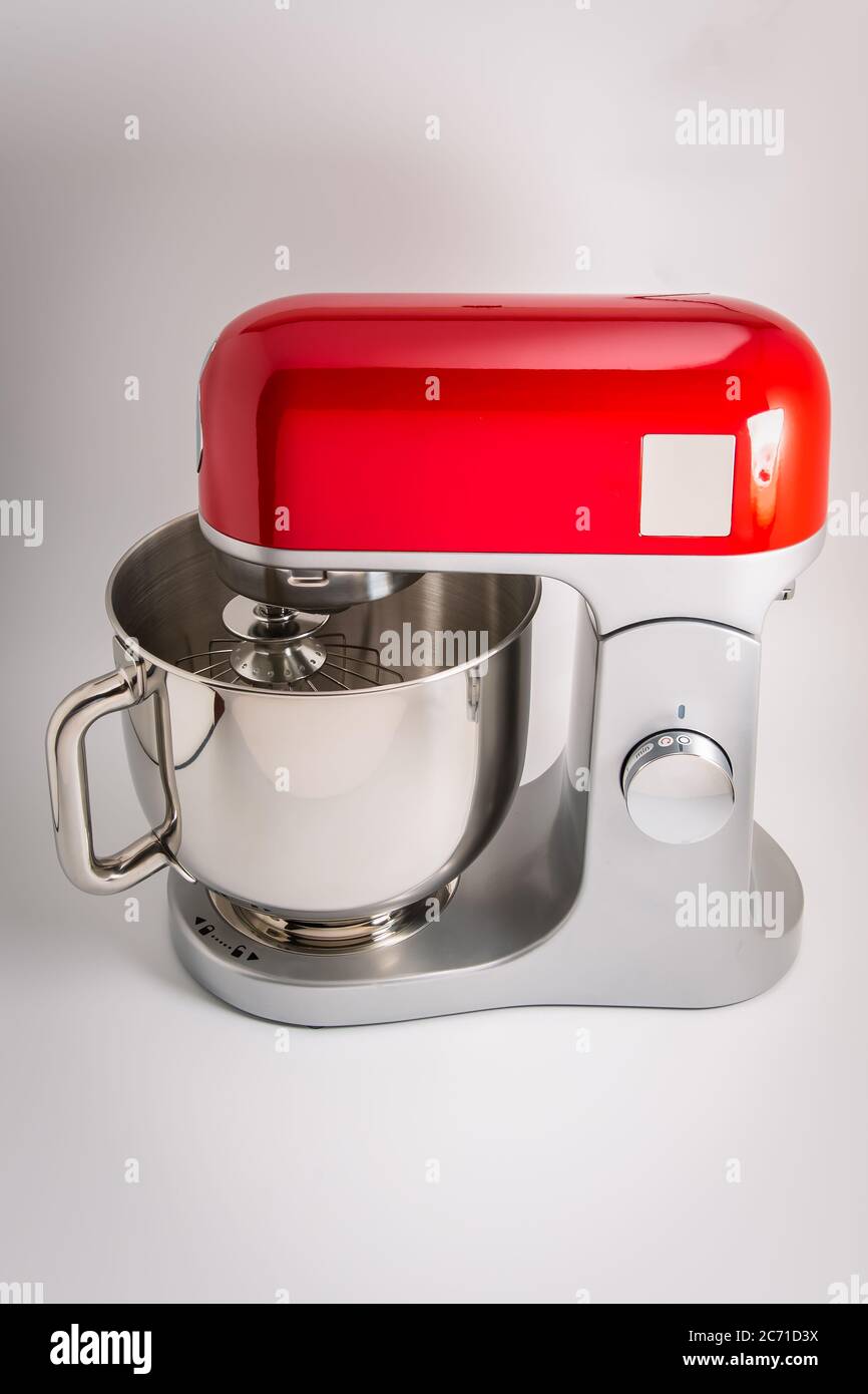 Gros plan d'un support rouge et argenté ou d'un mélangeur électrique de cuisine isolé sur fond blanc avec espace de copie Banque D'Images