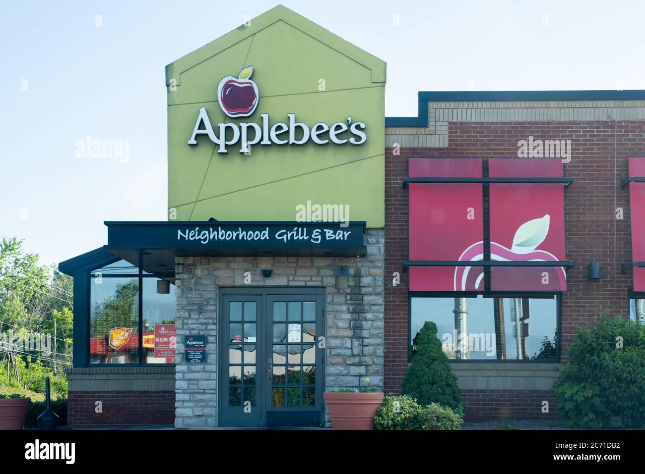 Vue extérieure sur un grill et un bar du quartier d'Applebee's. Banque D'Images