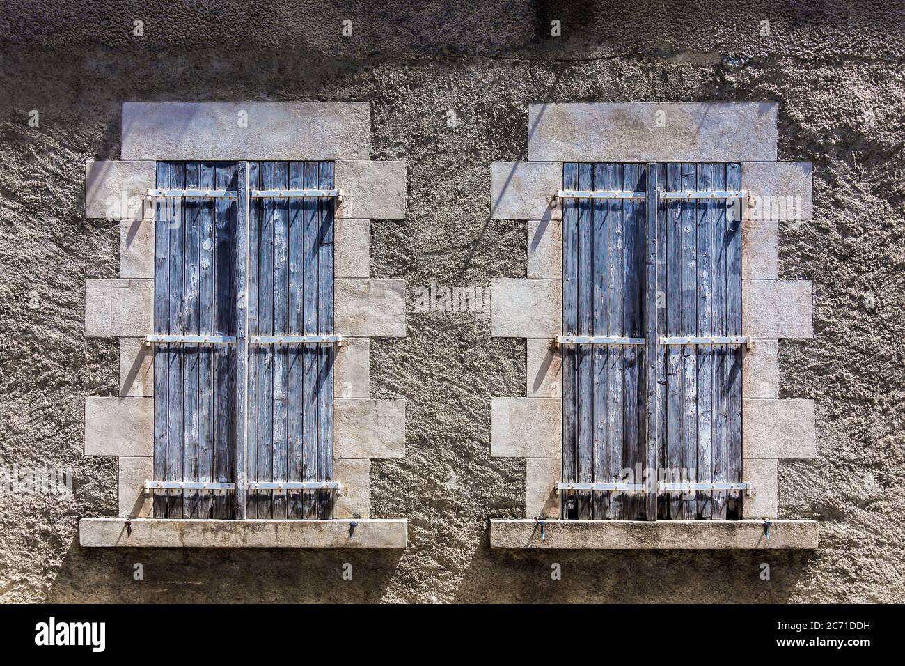 Volets en chêne à l'état de conditions climatiques fermés sur les fenêtres de la maison - Belabre, Indre (36), France. Banque D'Images