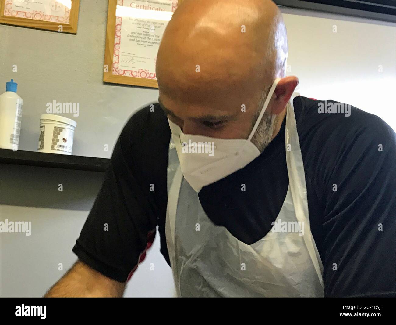 Andy Senior (à droite), un massothérapeute sportif, aide un client à AS Therapy and Fitness à Leeds qui a ouvert lundi. Les bars à ongles, les salons de beauté, les ateliers de tatouage et de massage, les entreprises de physiothérapie, les spas et les services de perçage peuvent rouvrir dans la dernière levée des restrictions en Angleterre. Voir PA Story SANTÉ coronavirus. Le crédit photo devrait se lire comme suit : Richard McCarthy/PA Wire Banque D'Images