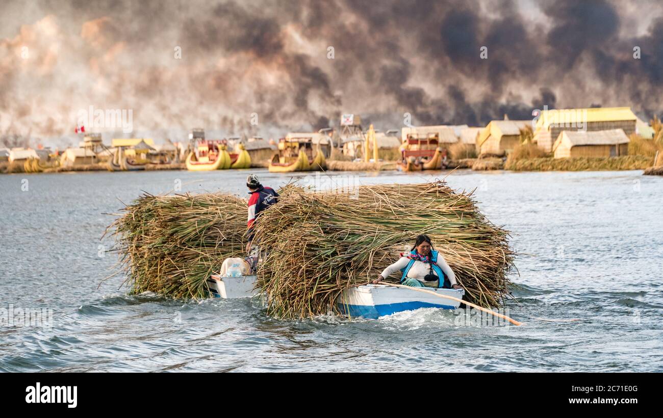 Lac Titicaca, Bolivie - septembre 2017 : femme dans un bateau transportant des roseaux sur le lac Titicaca en Bolivie Banque D'Images